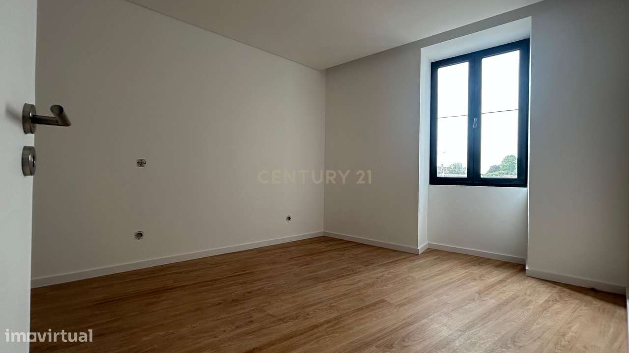 Excelente Oportunidade – T2+2 Duplex em Águas Santas-18