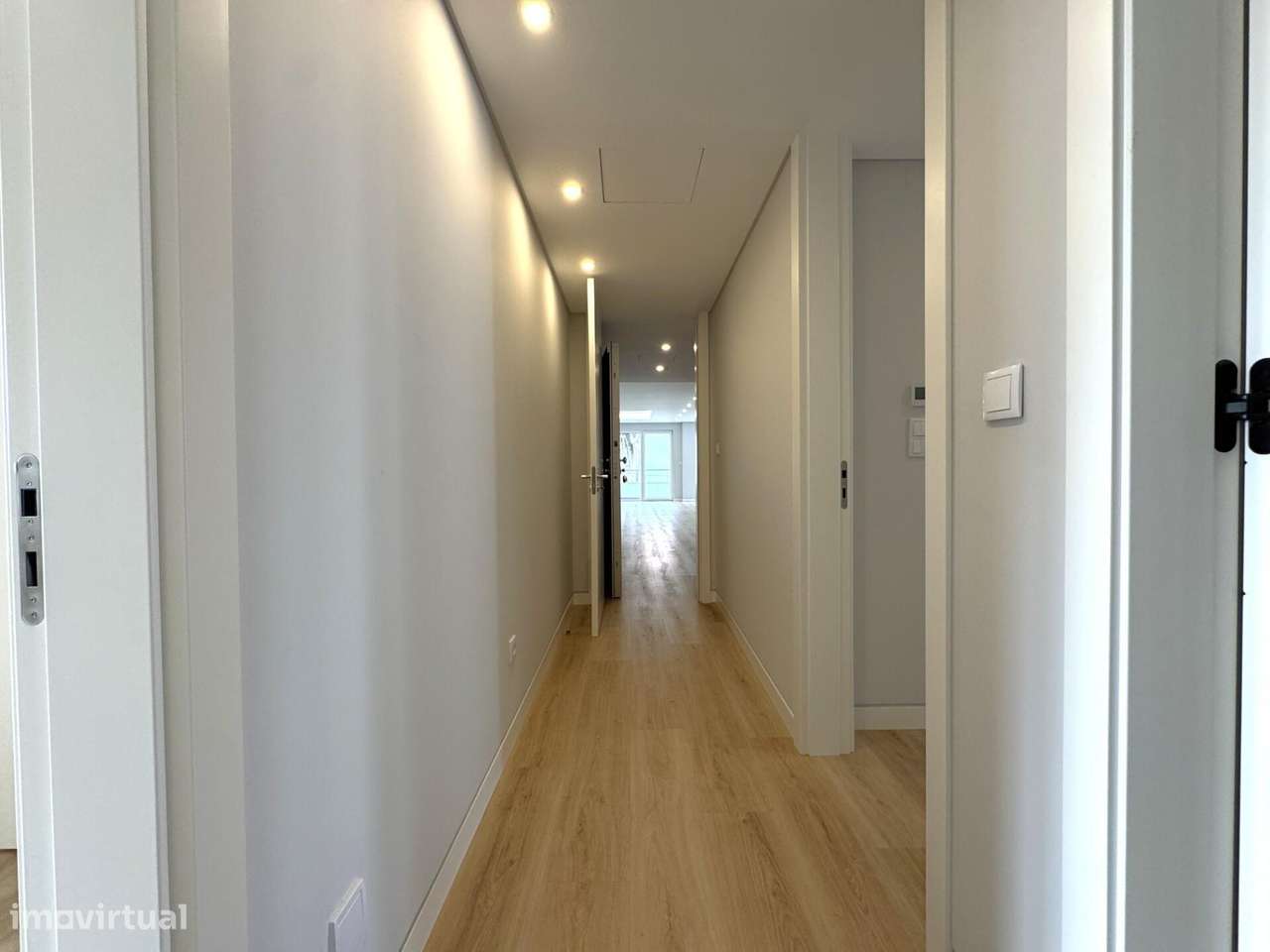 Apartamento T3 novo com estacionamento no centro de Carcavelos-35