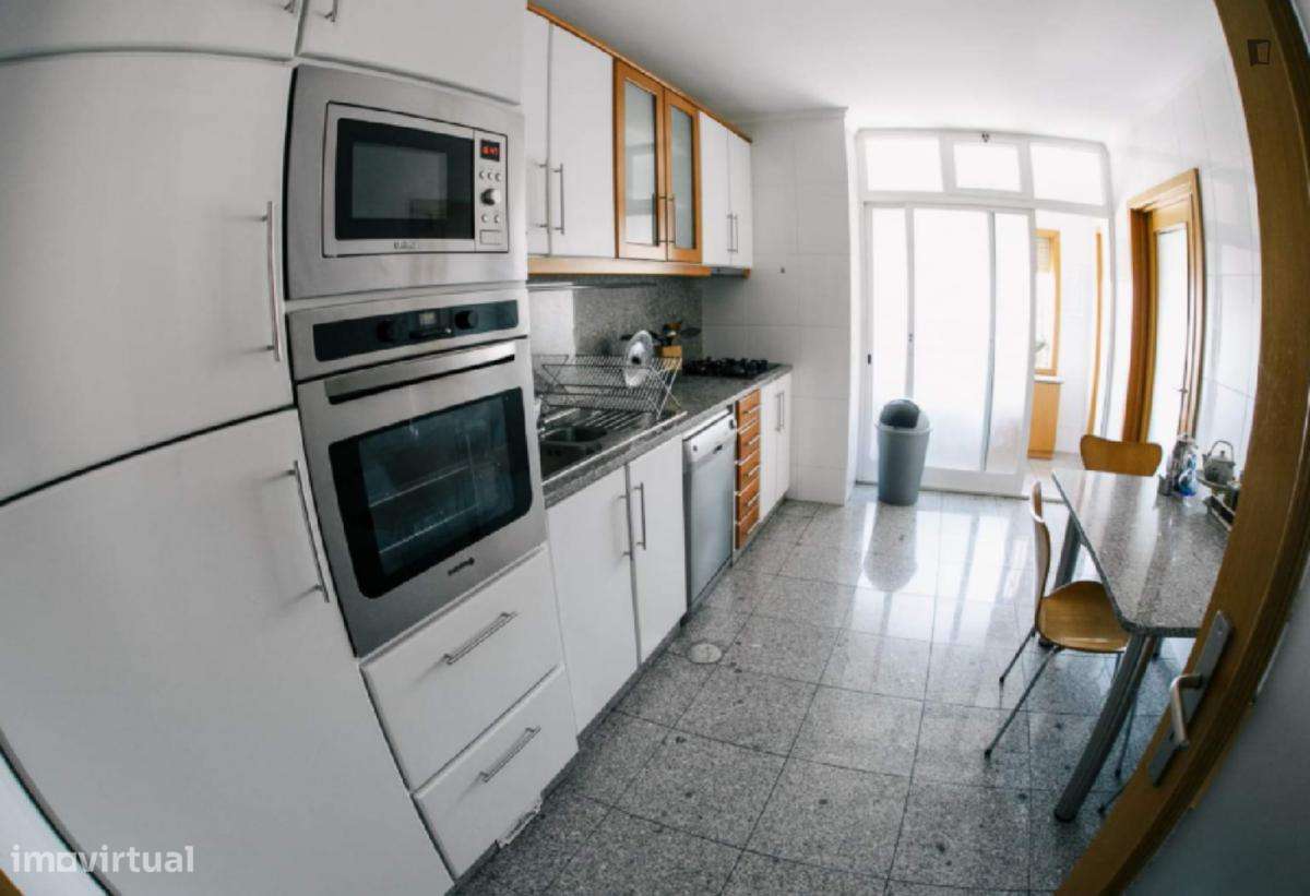 Quarto - localizado em Mafamude Porto - Grande imagem: 4/7