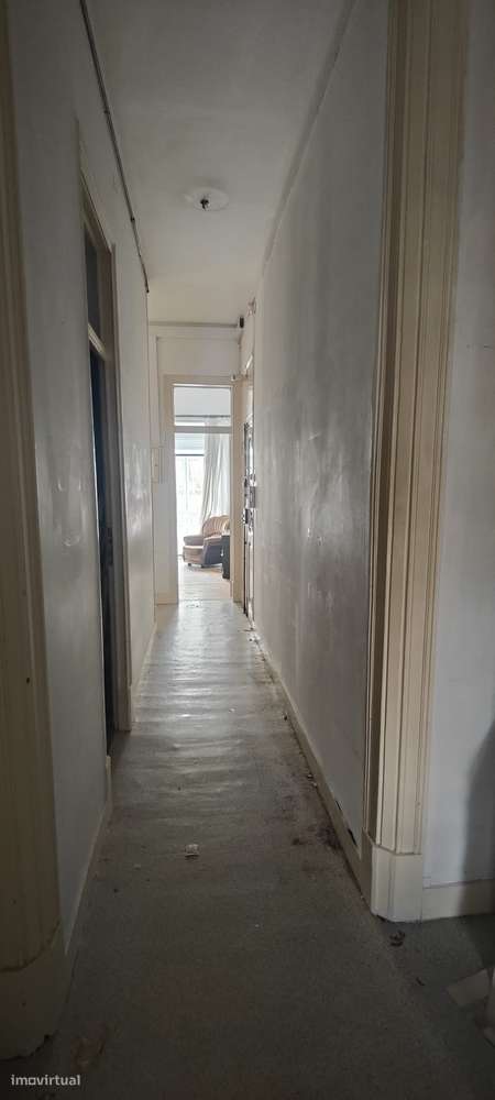 Apartamento T3 com varanda em Avenidas Novas, para remodelação total.-20