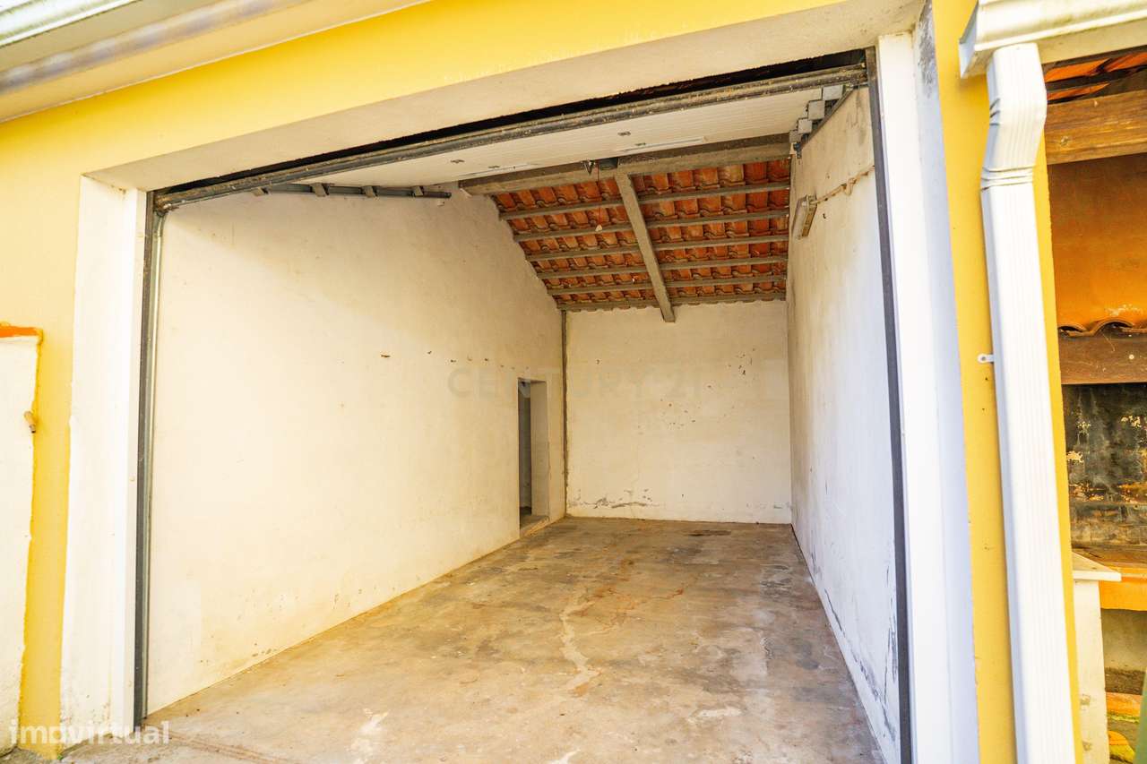 Moradia Bifamiliar com 2 Armazéns de Grande Dimensão-36