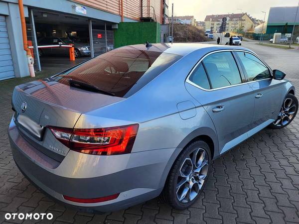 Skoda Superb 2.0 TDI DSG Sportline - 19