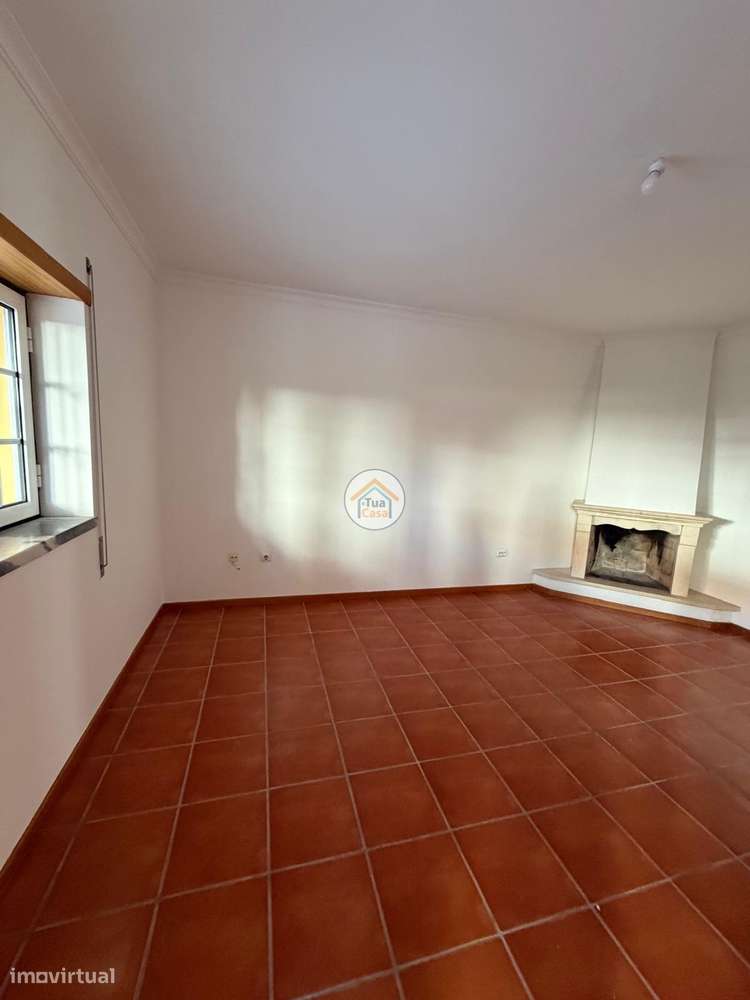 Moradia T4 no centro de Cantanhede com dois pisos e terraço.-46