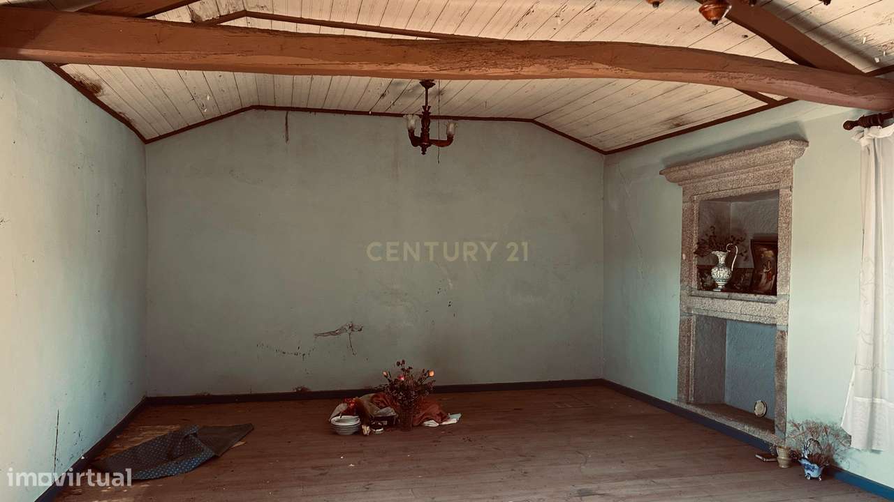 TERRENO CONSTRUTÍVEL COM MORADIA PARA RECONSTRUÇÃO EM CANELAS - VILA N - Grande imagem: 4/28