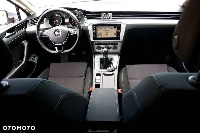 Volkswagen Passat 2.0 TDI SCR Comfortline - 32