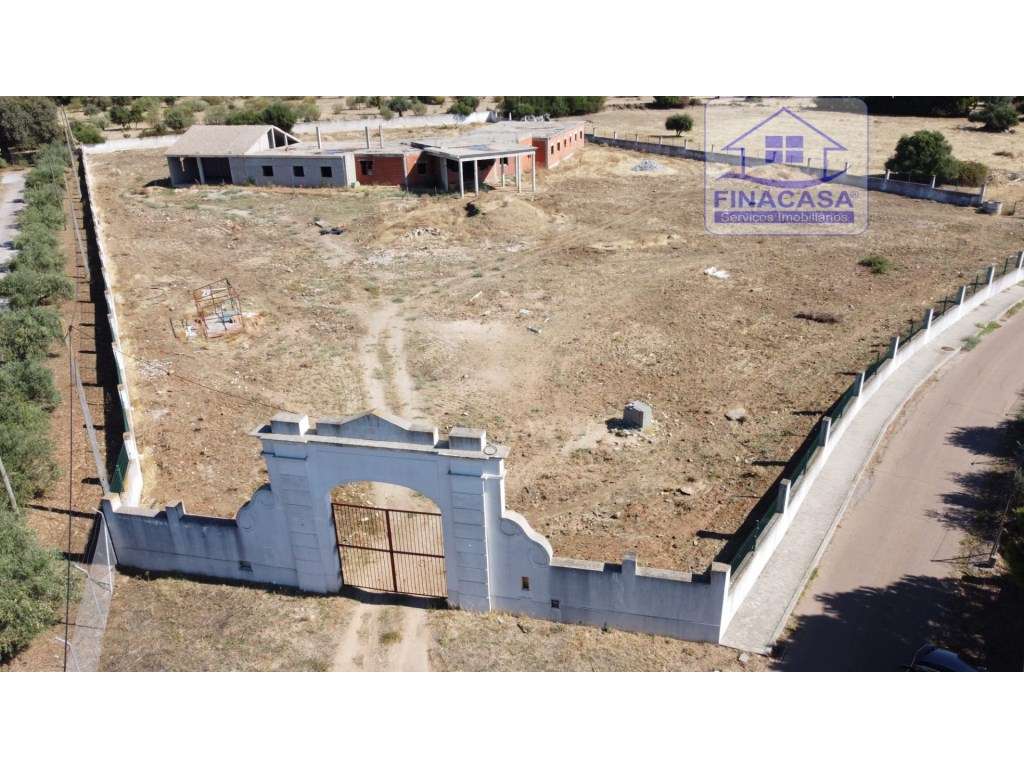 Terreno com moradia situado numa zona sossegada - Brejos(Elvas)-12