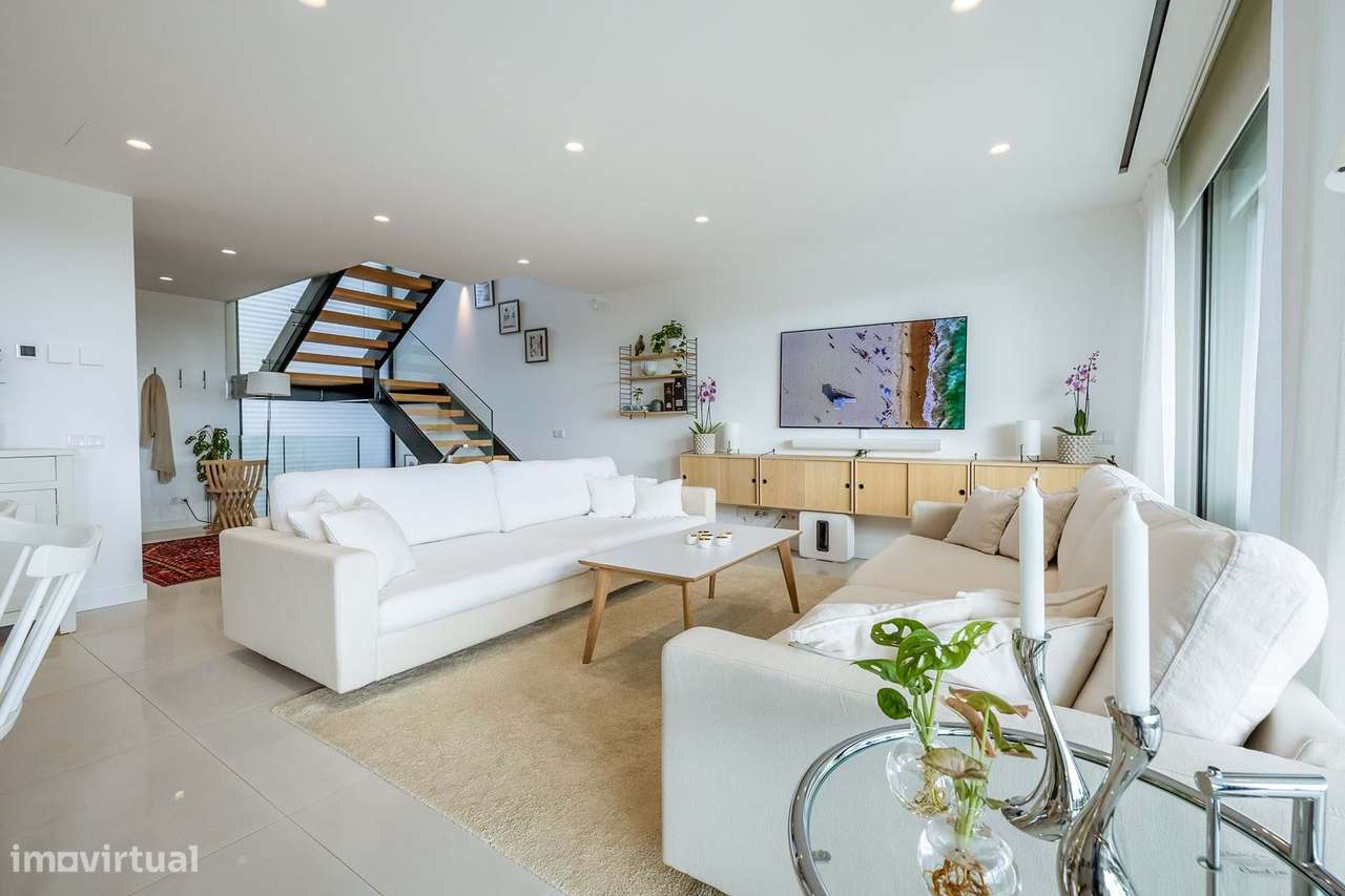 MODERNA E LUXUOSA MORADIA T3 COM PISCINA E GARAGEM PERTO DA MARINA DE-5