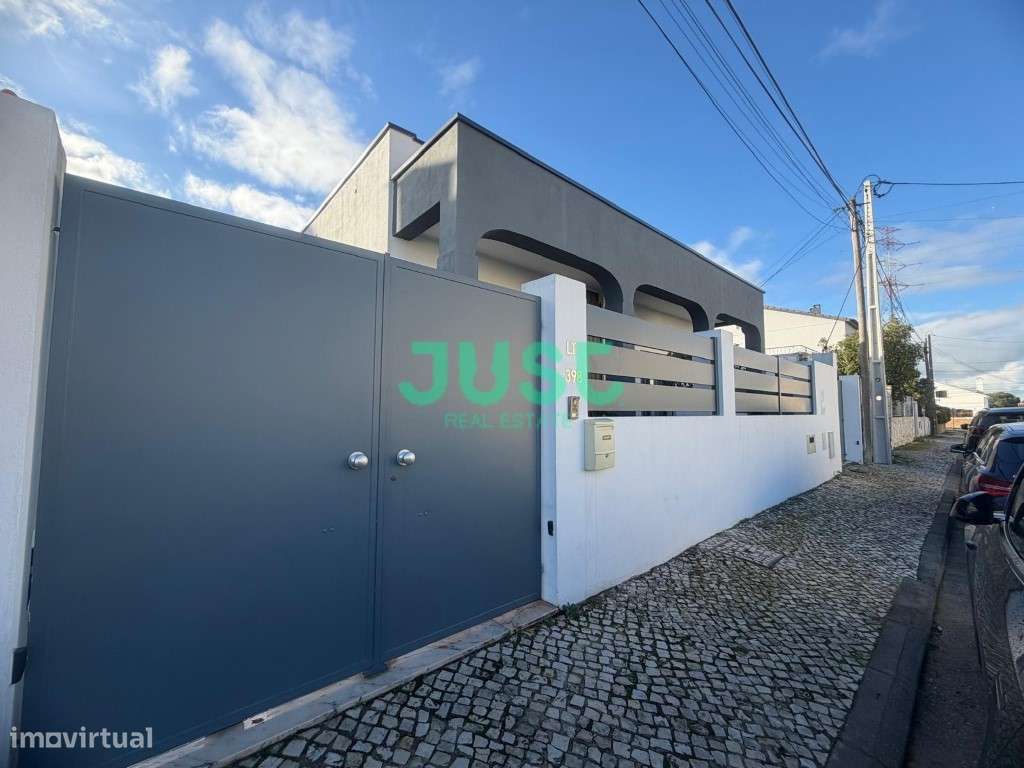 Moradia isolada, T3, seminova com garagem e piscina na Quinta do Conde-20