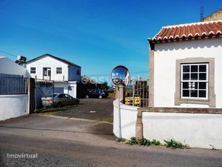 Moradias com terreno e serraria, bem localizados em Angra do Heroísmo