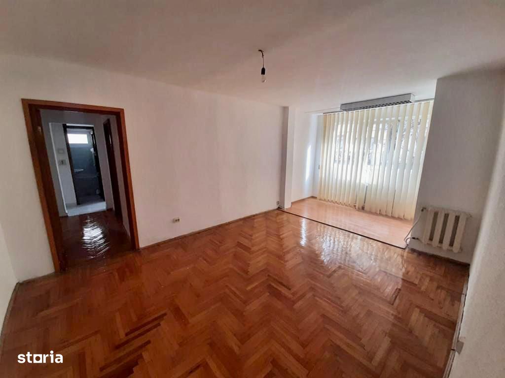 Vanzare – Apartament 3 camere, semidecomandat, parter cu extindere