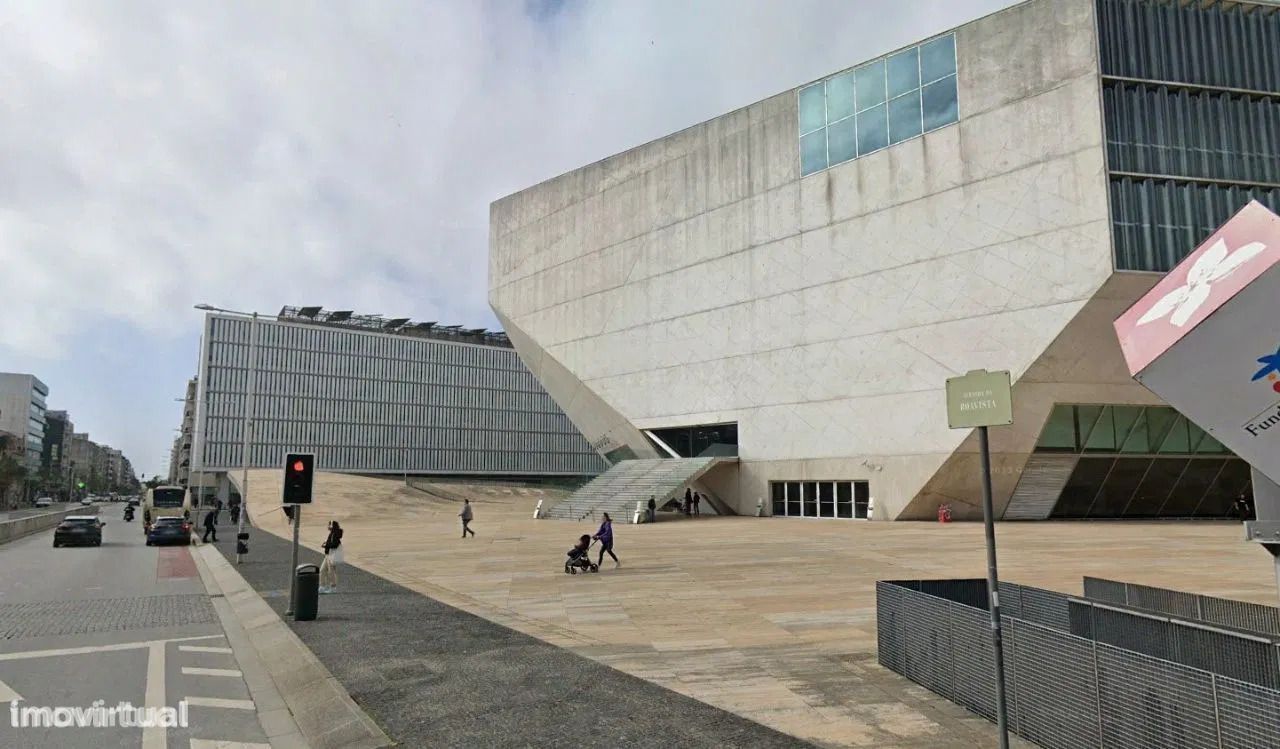 Terreno 250m da Casa da Música para construção 2.100m2 acima do Solo