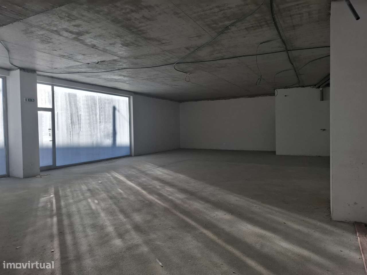 Venda um edifício de lojas Azurem Guimarães-5