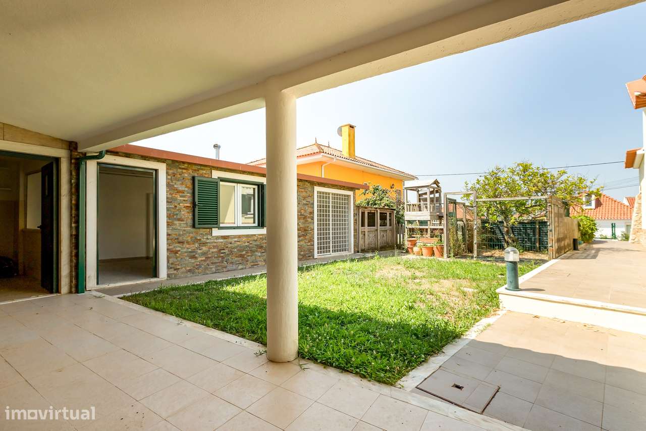 Moradia T4 Renovada | 3 Suites | Lote 900m2-21