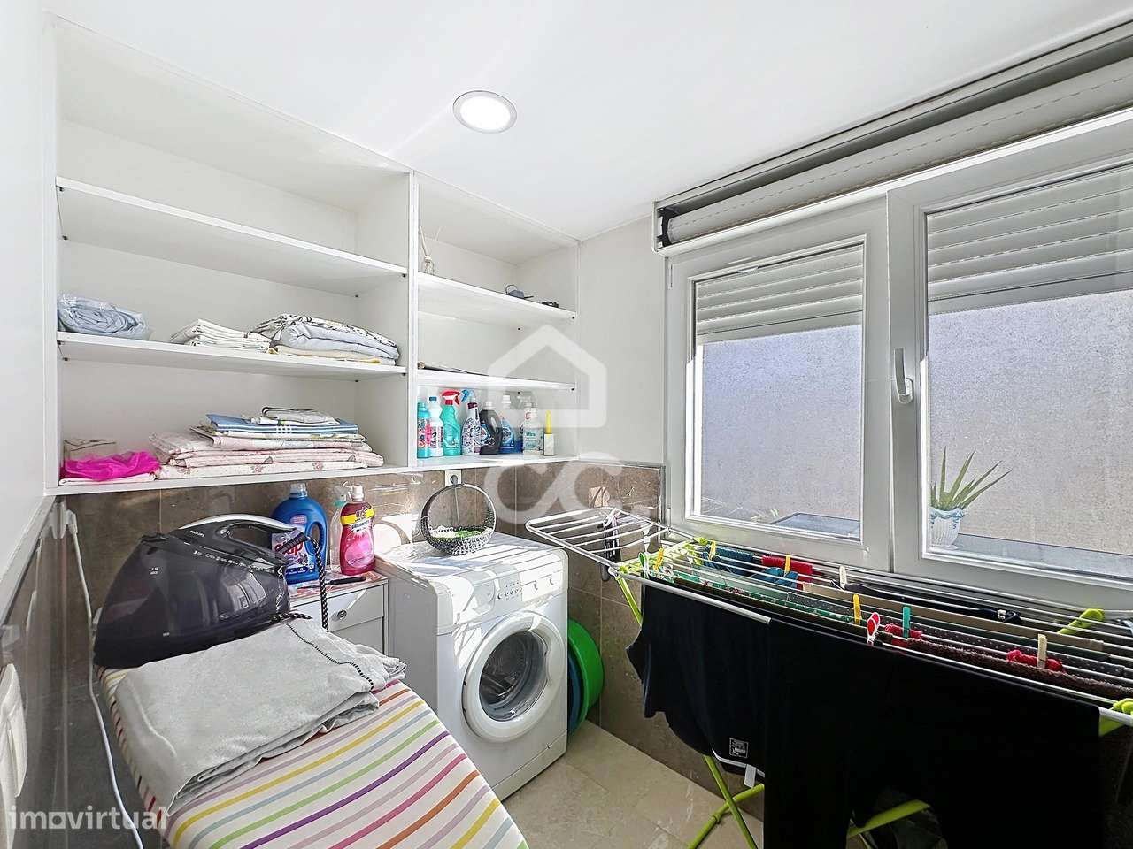 Moradia T4, um dos quartos do rés do chão, com garagem e anexos-23