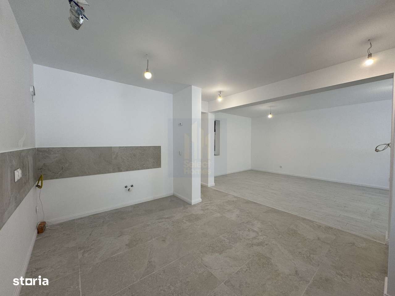 Apartament 5 camere triplex cu curte de vanzare *metrou Crangasi*