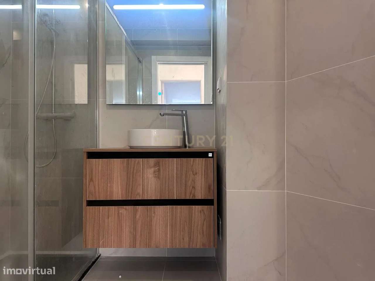 T3 TOTALMENTE REMODELADO NO CENTRO DO LUMIAR - Grande imagem: 2/24