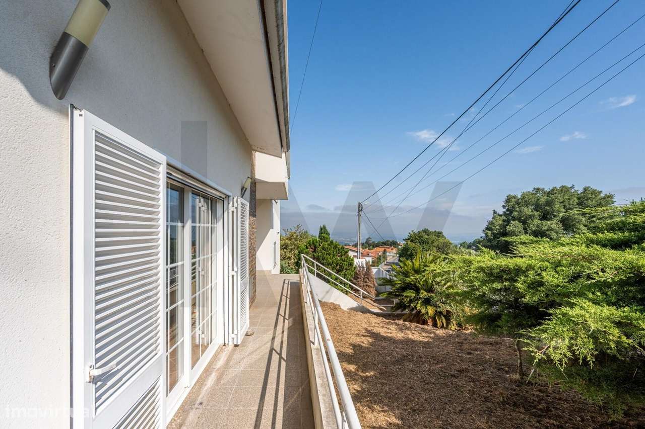 Moradia T3+1 com terreno em Burgães, Santo Tirso-35