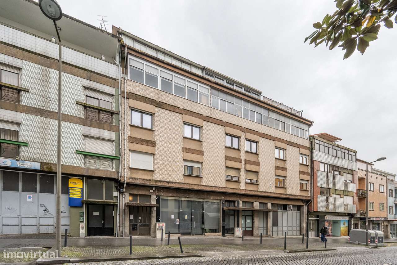 Apartamento T3 Renovado em Braga – Localização Premium com Terraço-18