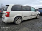 Chrysler Town & Country - 4