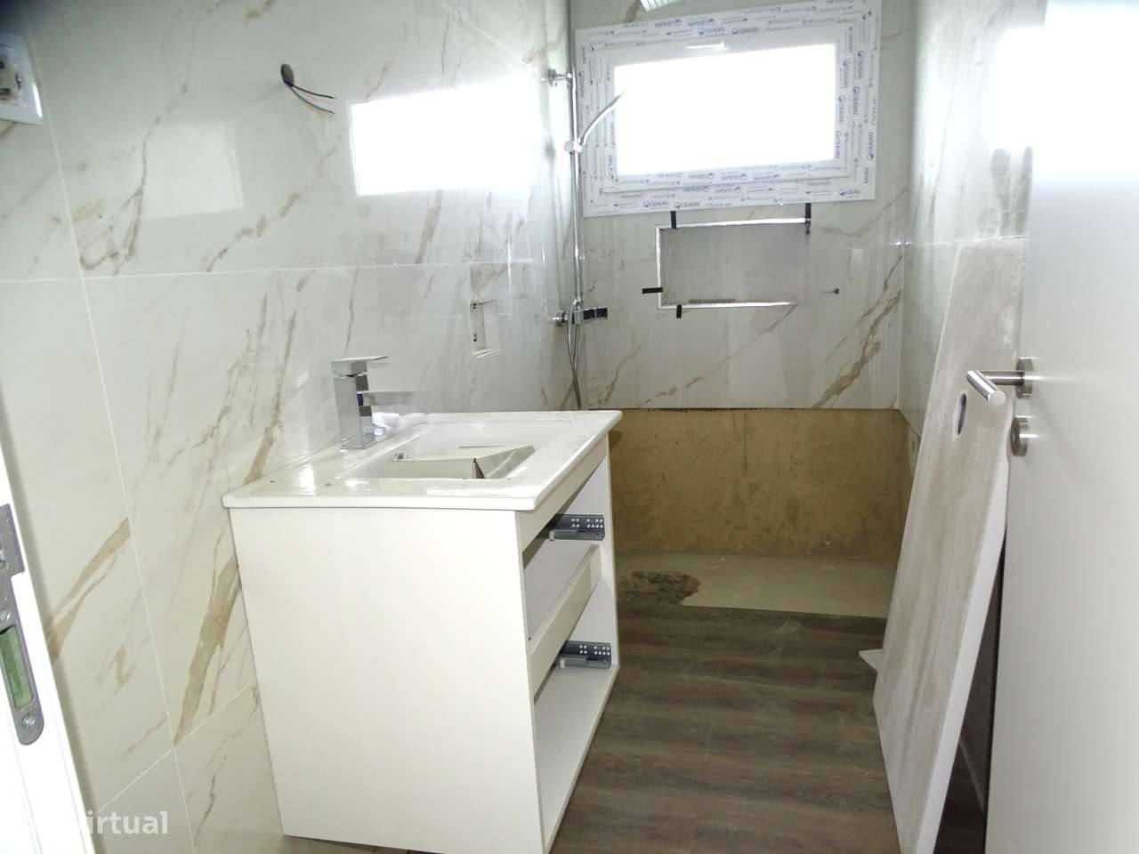 Geminada T3 com garagem, jardim e terraço-13