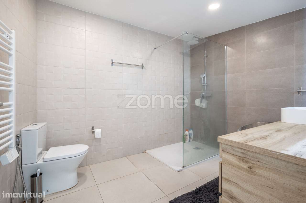 Prédio com grandes áreas no Centro de Leiria-13