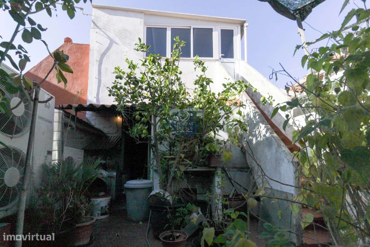 Prédio de 3 Pisos c/ Sótão e Terraço de Topo.-17