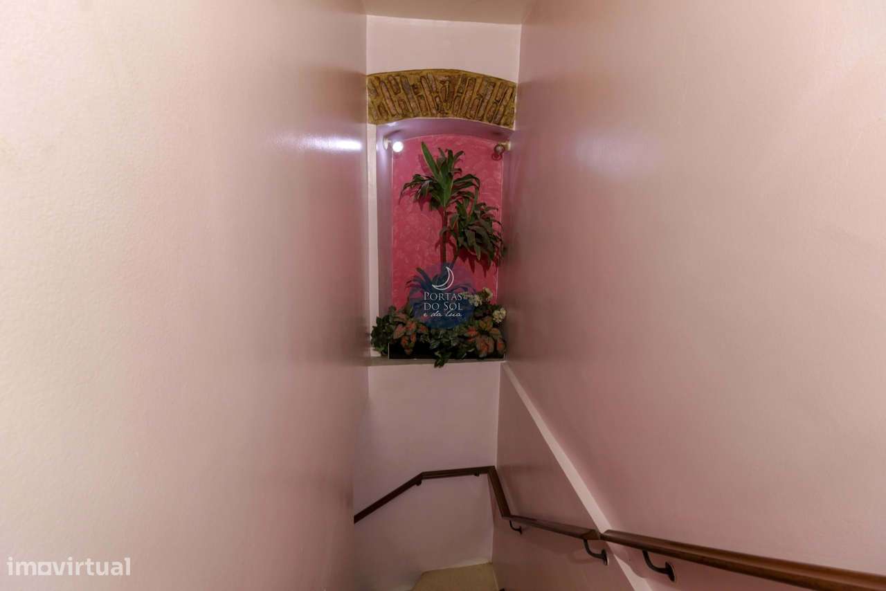 Prédio de 3 Pisos c/ Sótão e Terraço de Topo.-6