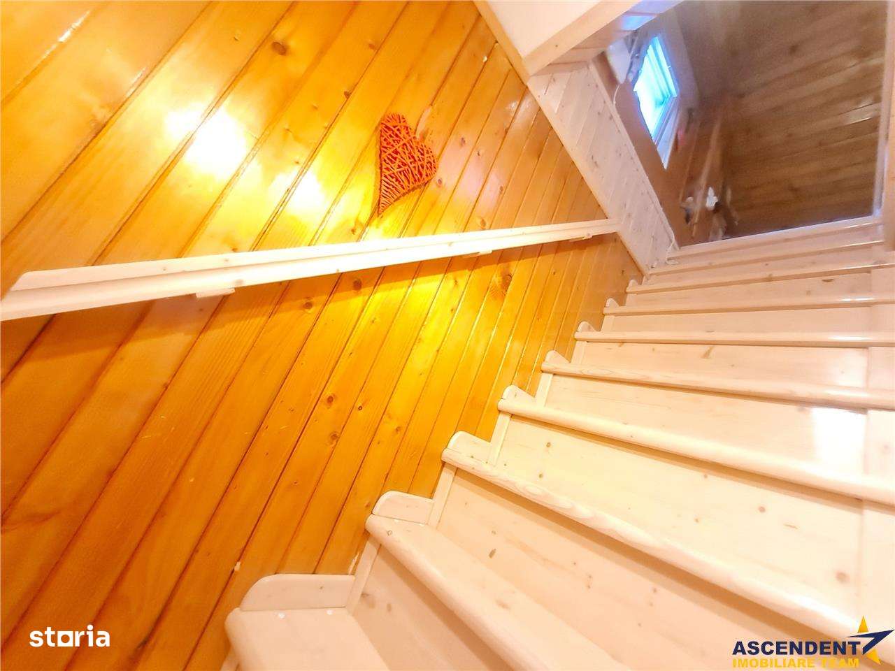 Casa, pe locatie centrala, imbinare apreciabila intre traditional si c - Imagine principală: 4/13