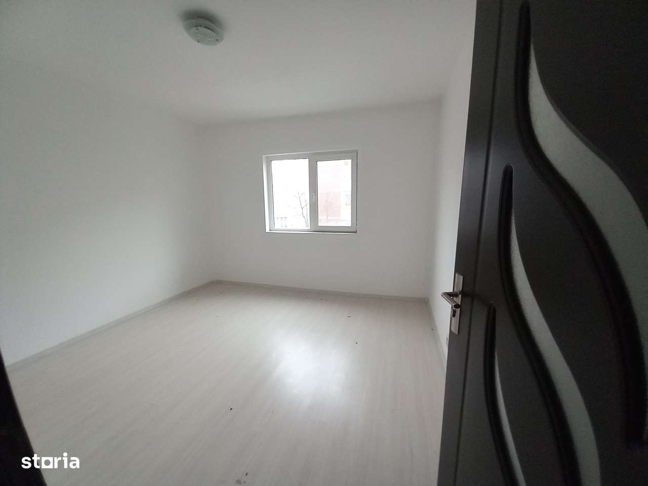 Marasesti zona intersectiei cu Bd. Republicii, doua camere, etajul 2!!-1