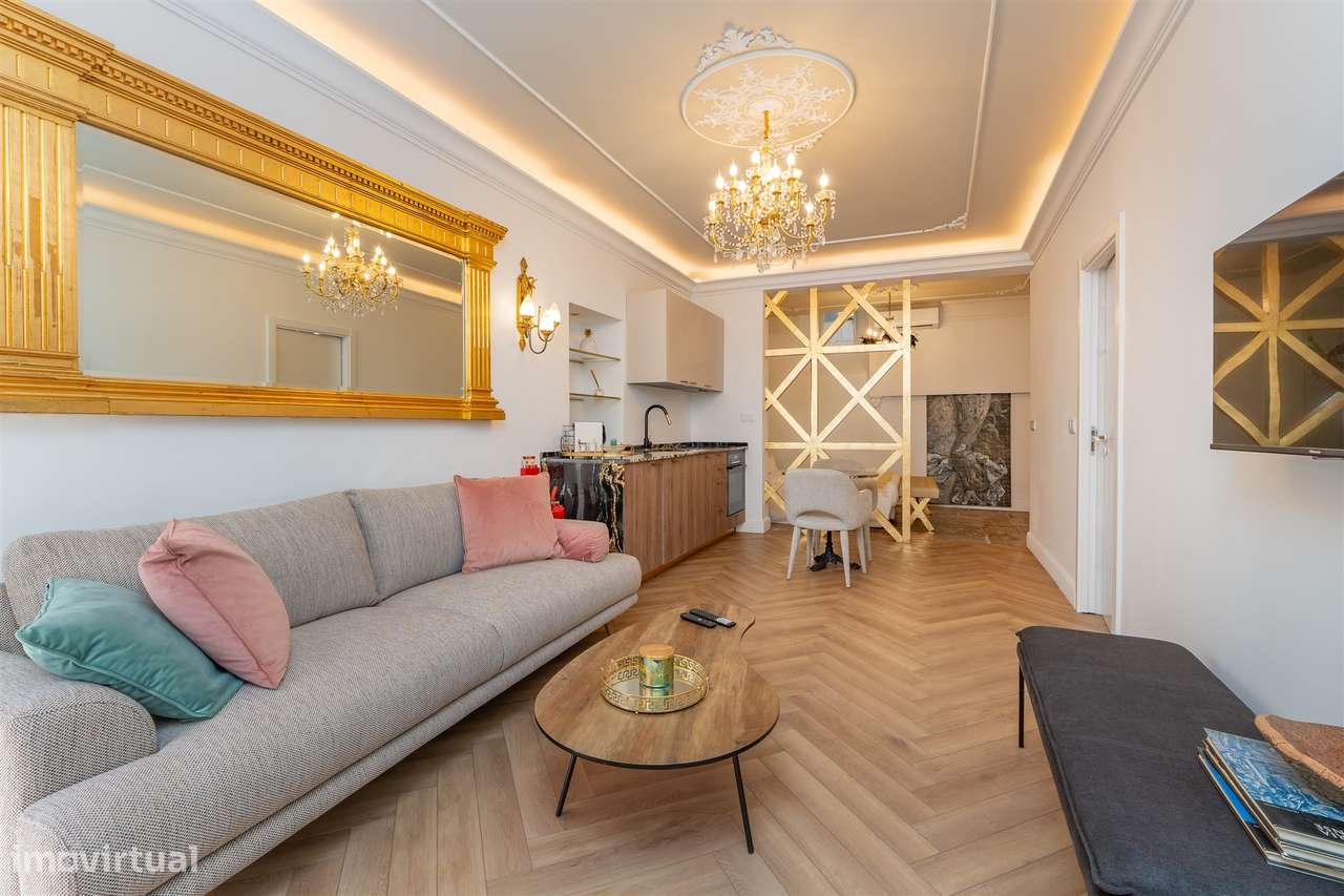 Apartamento T0 Elegante e Totalmente Equipado no Coração da Misericórd - Grande imagem: 2/23