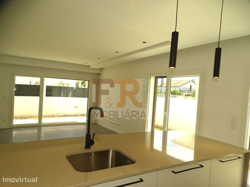 PRONTA!! Moradia Duplex T4 com Garagem, Quinta das laranjeiras Fern...-15