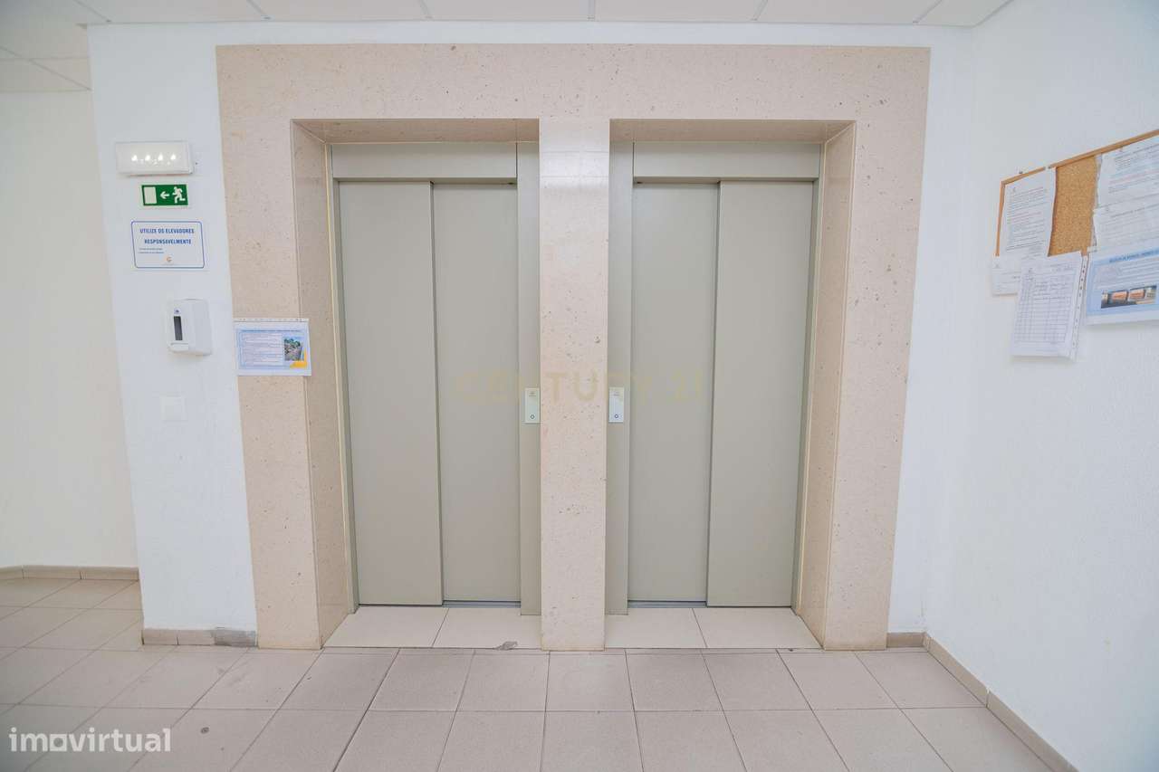 APARTAMENTO T1 TOTALMENTE REMODELADO EM CONDOMINIO FECHADO - Grande imagem: 4/24