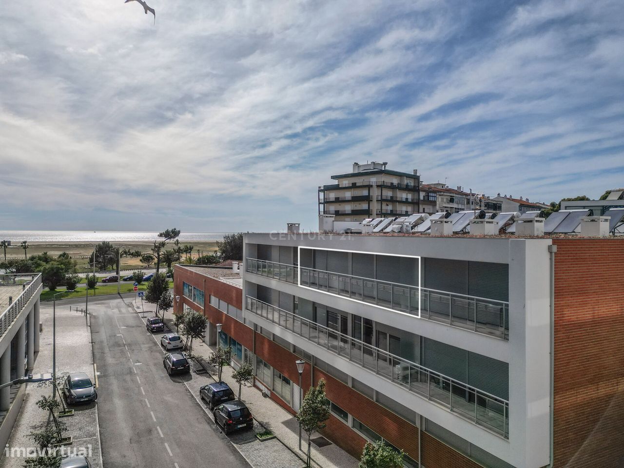 T1 em primeira linha com vistas laterais de mar, parqueamento e arrumo