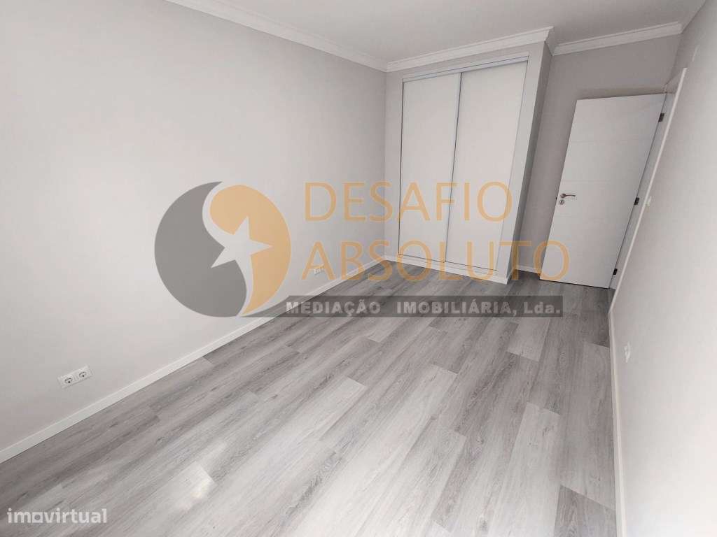 Apartamento T2 totalmente Remodelado c/ Arrecadação. Corroios-17