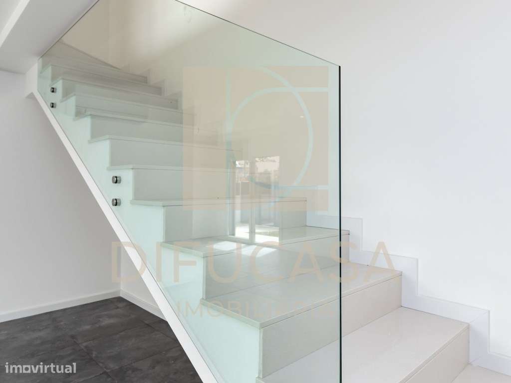 R268 Moradia Duplex - Localizada no centro de Fernão Ferro-17