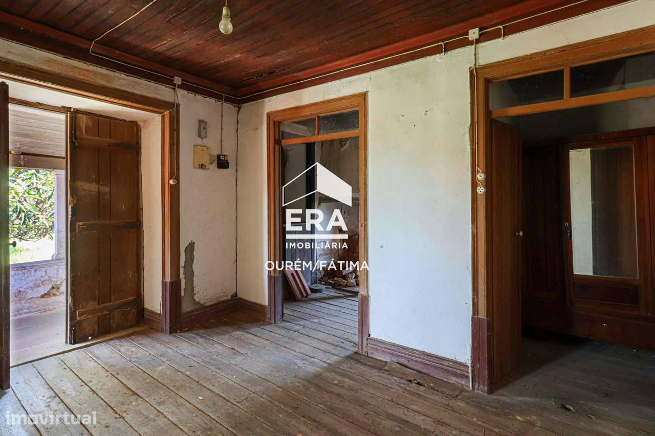 Moradia T2 com quintal localizada no Olival-12