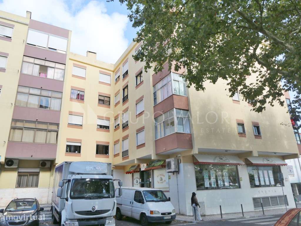 Apartamento T2 com Arrecadação, em Mem Martins-24