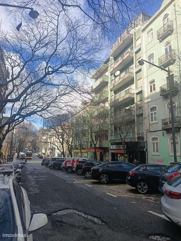 Loja com Cave e Grande Visibilidade na Rua Pascoal de Melo, Arroios-11