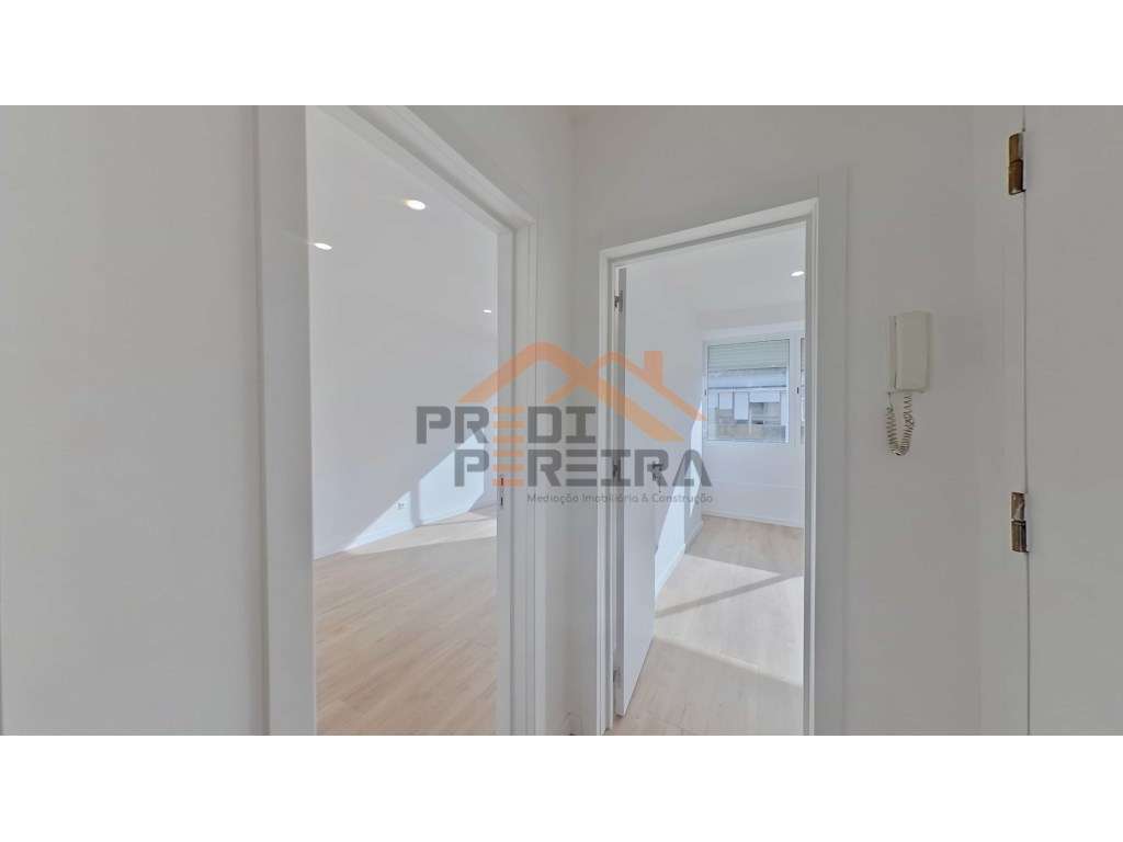 T2+1 (sótão) remodelado, perto do Metro da Amadora. - Grande imagem: 3/26