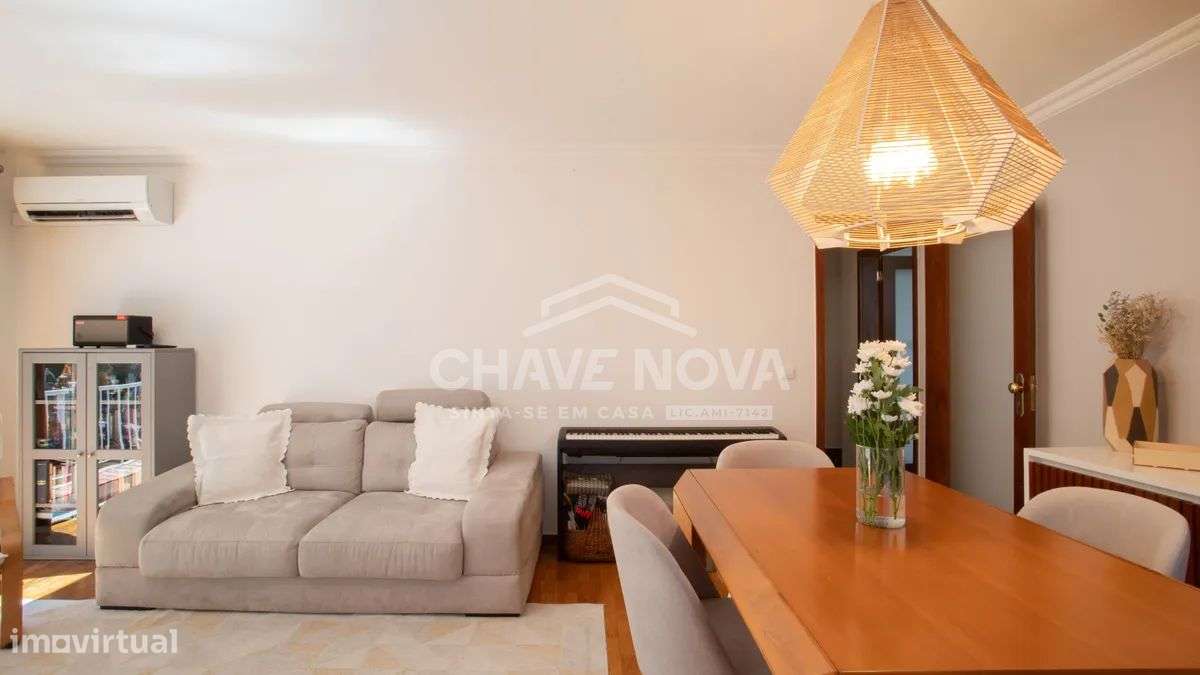 T2 com ótima luz natural, varandas, garagem, arrumos-8
