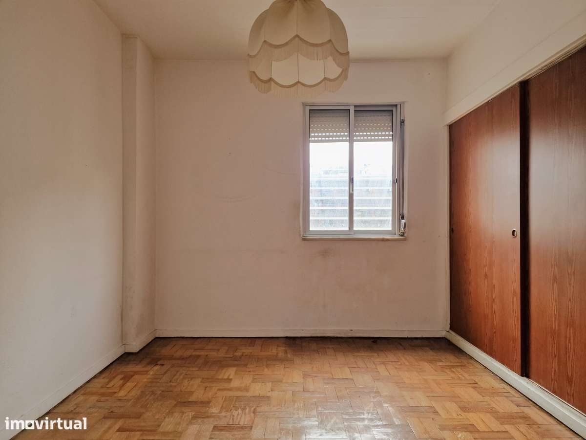 Apartamento T3 para remodelação total nos Olivais-7