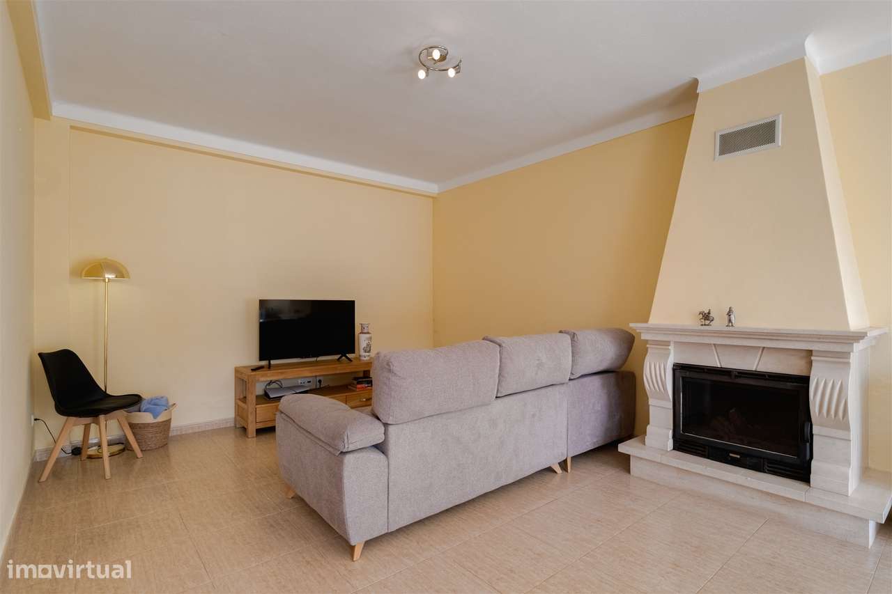 Moradia T3 Térrea com Quintal, Garagem e Anexo no Redondo – Áreas Ampl - Grande imagem: 5/28