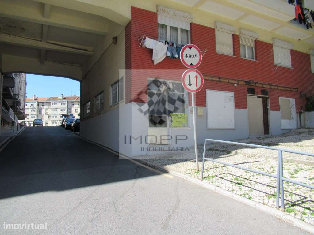 Loja com excelente localização na Reboleira-21