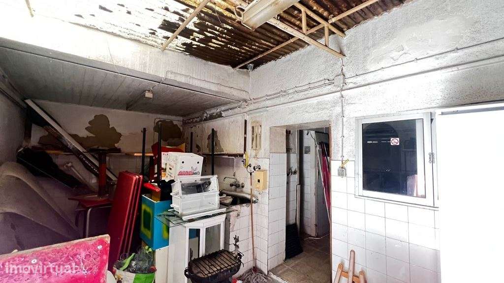 Pizzaria e Habitação no 1º andar no Centro do Montijo - Para renovar-10