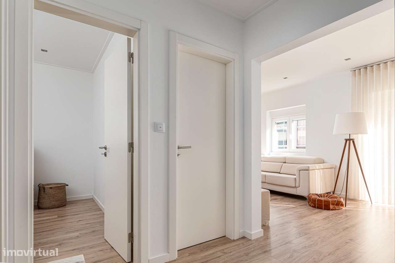 T2+1 Dúplex Remodelado com 4 Varandas e Vista Cristo Rei – Almada-7