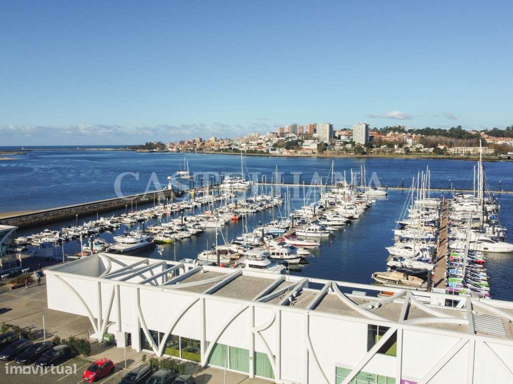 Moradia T4+1 com jardim, terraços e garagem privada, próxima a Mari...-44