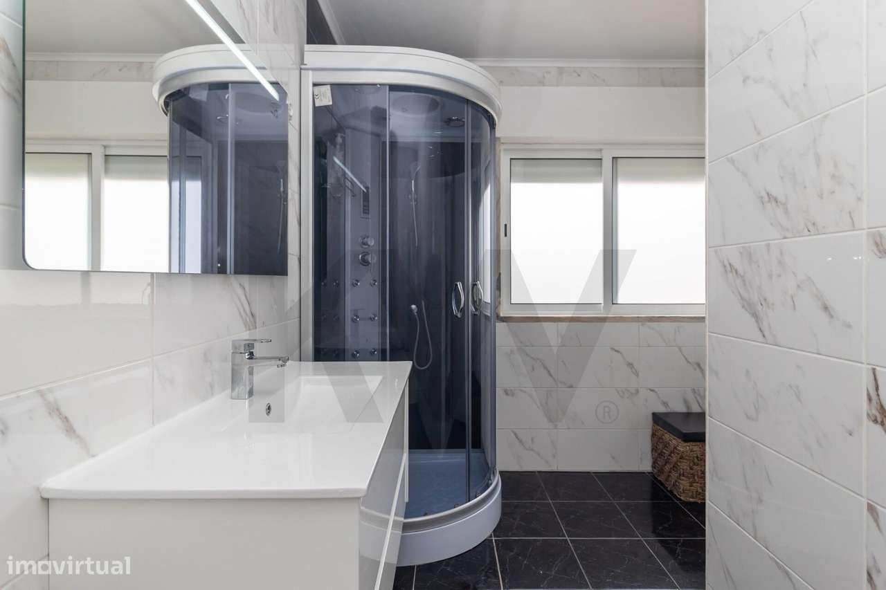 Apartamento T4 Duplex na Amora-45