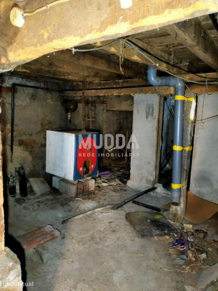 Duas moradias e uma garagem para venda em Gouveia-35