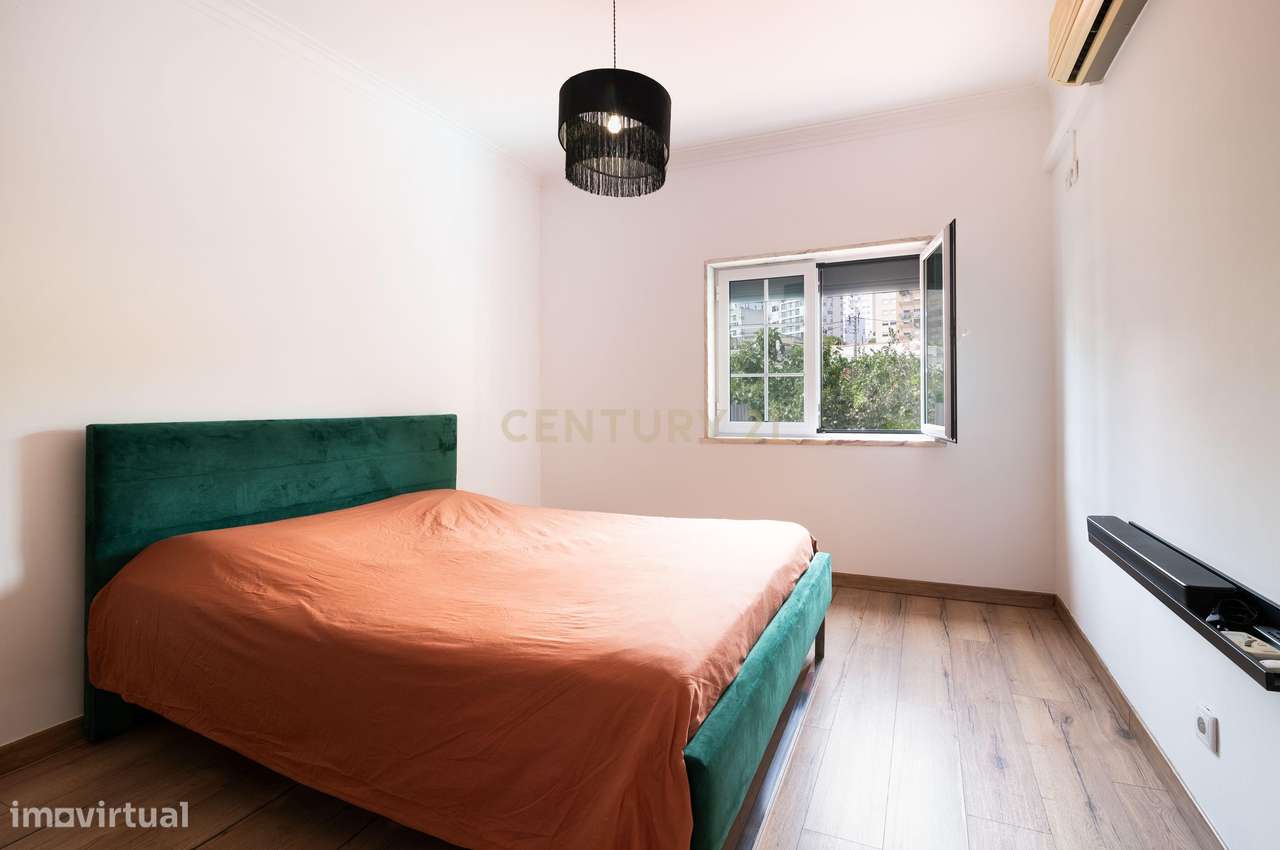 Moradia T4 com piscina e garagem junto às Colinas do Cruzeiro-17