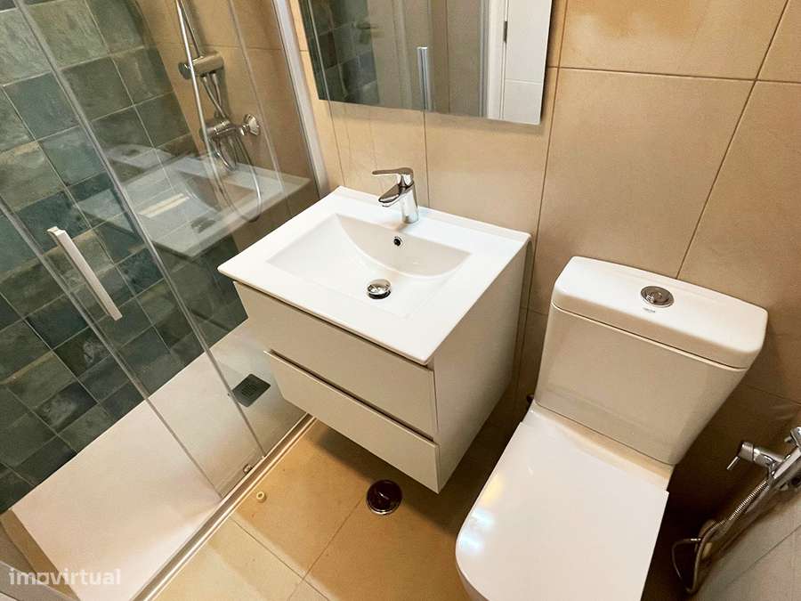 Apartamento T2, totalmente remodelado com qualidade, centro C. Rainha-8